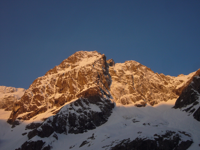 #1 Pic des Aupillous : Le jour se lève sur le (trop platré) pic de Bonvoisin Pic des Aupillous : Le jour se lève sur le (trop platré) pic de Bonvoisin