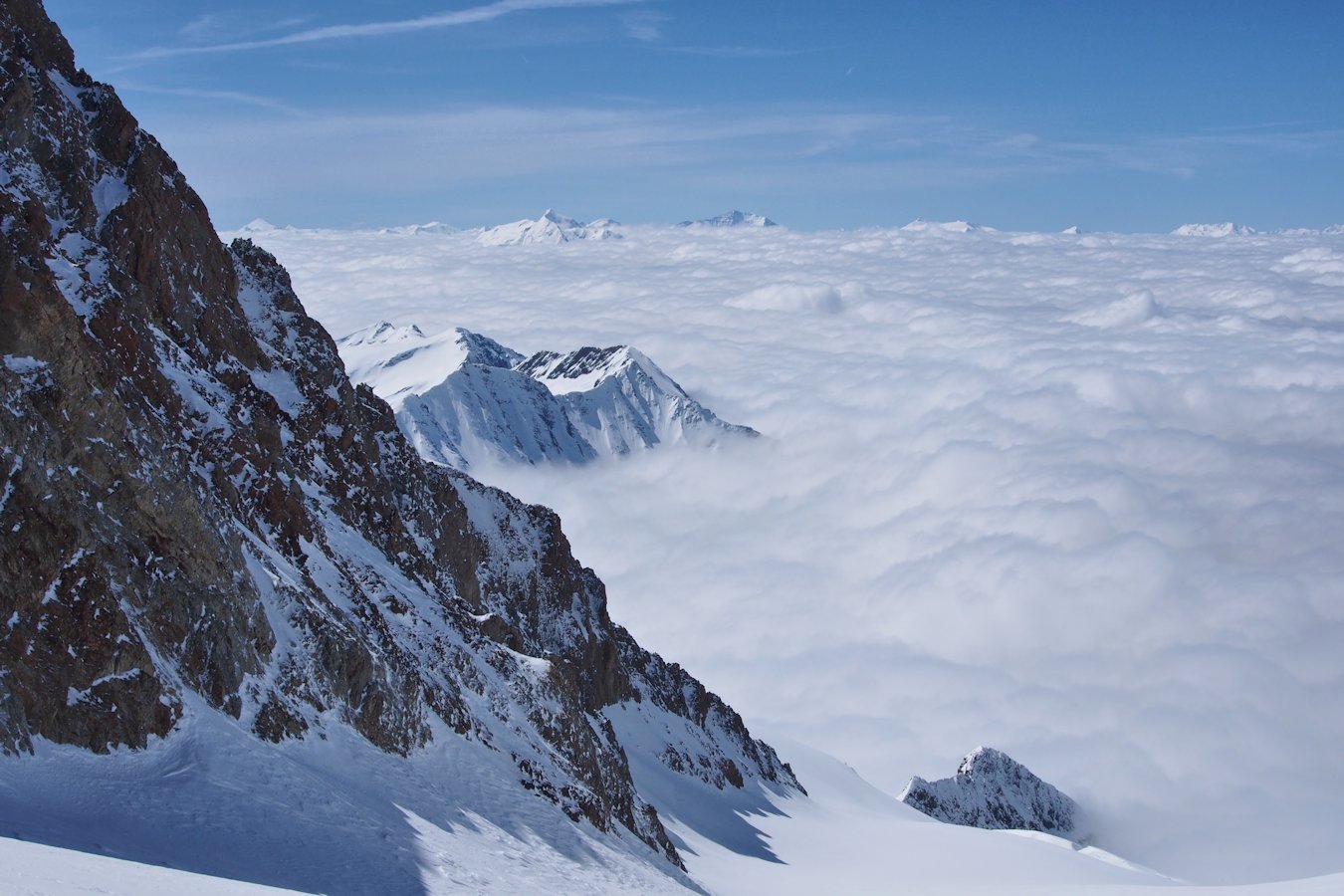#6 Mer de nuages : Seuls les hauts sommets émergent. Mer de nuages : Seuls les hauts sommets émergent.