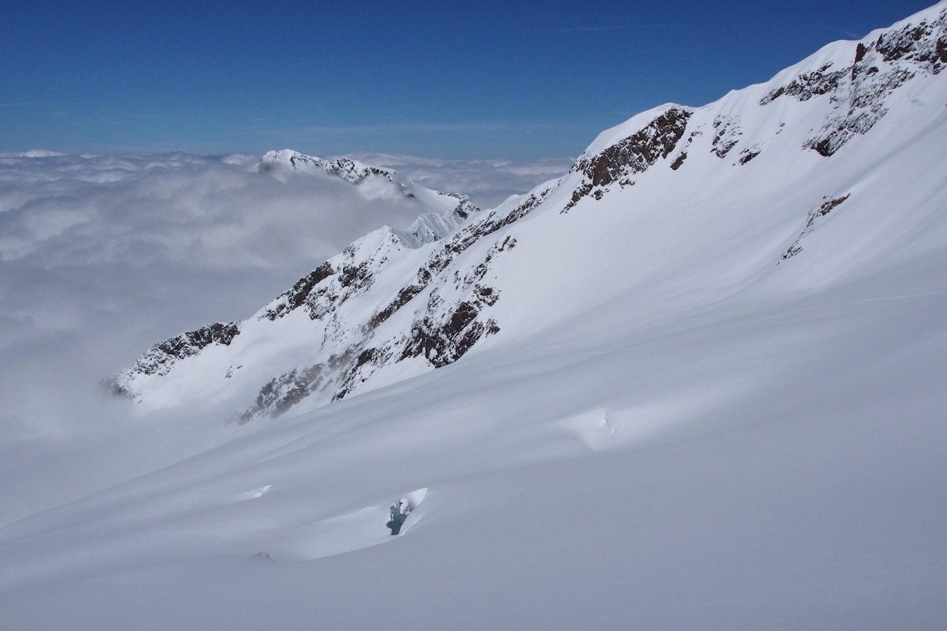 #15 Crevasses : Il est préférable de rejoindre la trace de montée avant de plonger dans le brouillard. Crevasses : Il est préférable de rejoindre la trace de montée avant de plonger dans le brouillard.