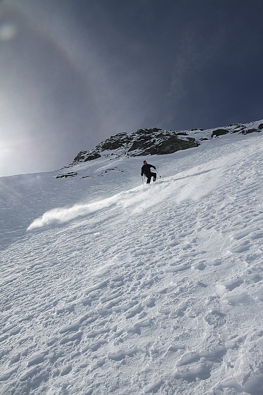 #6 ça ride la poudre : le skieur solitaire est déjà en train de descendre ça ride la poudre : le skieur solitaire est déjà en train de descendre