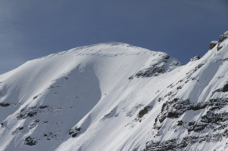 Le haut de la face : Le skieur solitaire, on voit l'éperon au milieu avec de la bonne neige et la ligne des plaquonettes. A droite de l'éperon la neige et béton ou vitrifiée sur 50-70m