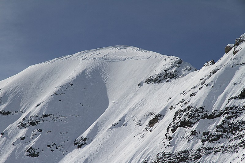 #4 Le haut de la face : Le skieur solitaire, on voit l Le haut de la face : Le skieur solitaire, on voit l'éperon au milieu avec de la bonne neige et la ligne des plaquonettes. A droite de l'éperon la neige et béton ou vitrifiée sur 50-70m
