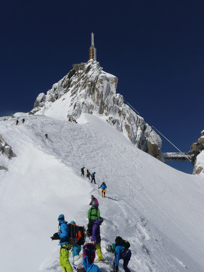 #8 Arête du Midi : La petite foule impatiente devant toute cette bonne neige Arête du Midi : La petite foule impatiente devant toute cette bonne neige