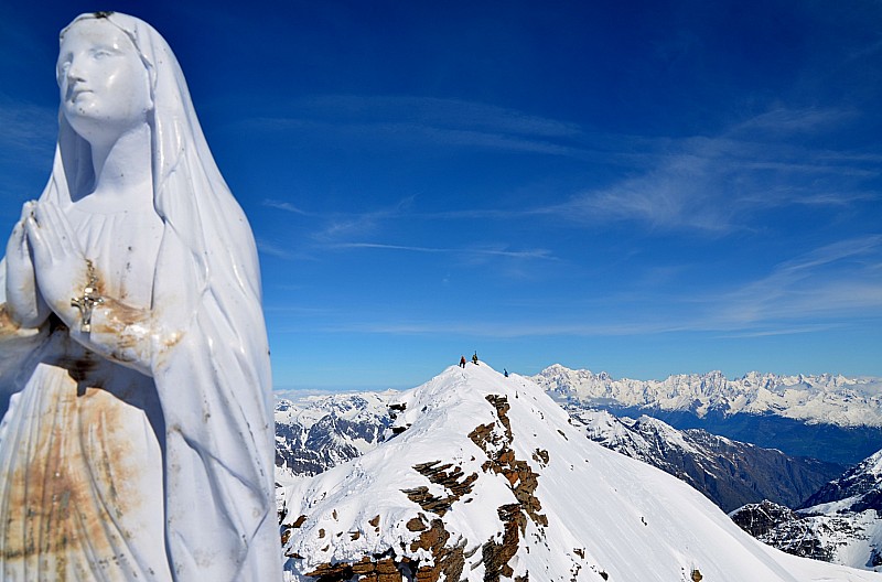 #4 La vierge : et quelques skieurs sur l La vierge : et quelques skieurs sur l'arête