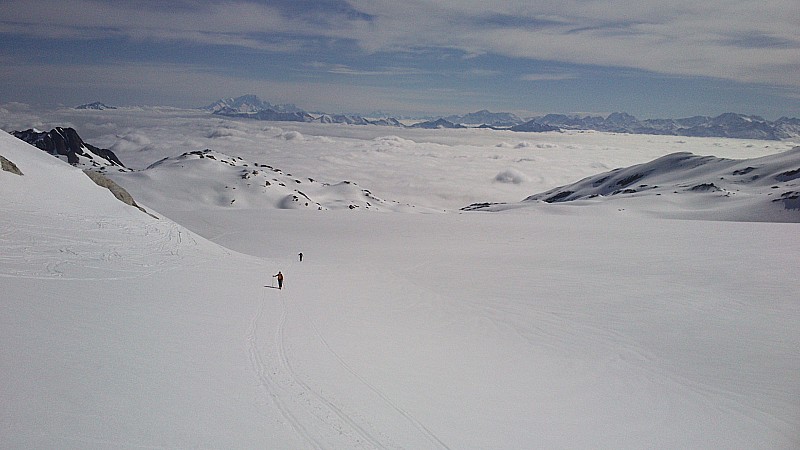 #6 étendard : début de montée sur le glacier, sur fond de mer de nuage, que du beau ! étendard : début de montée sur le glacier, sur fond de mer de nuage, que du beau !