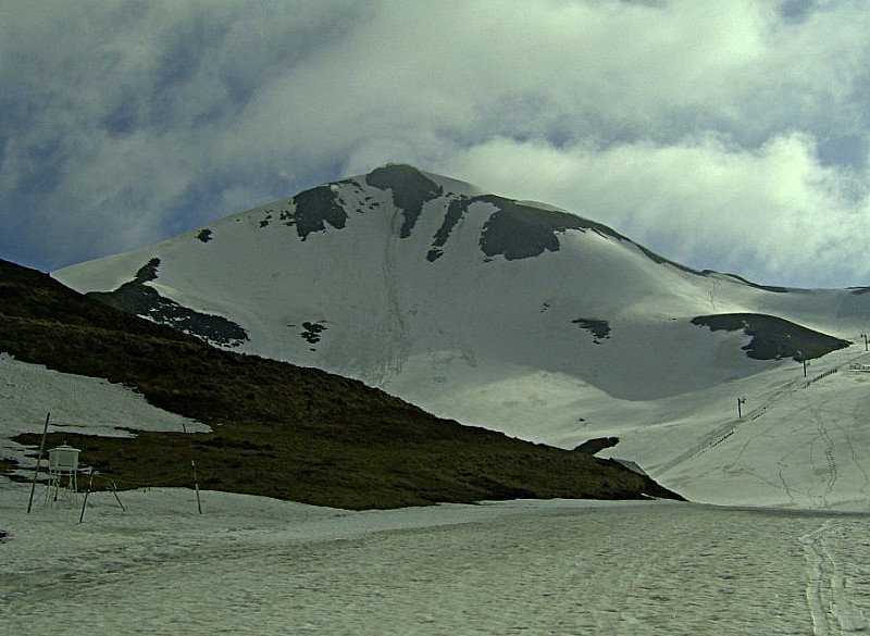 #1 puy de sancy : encore une belle quantité de neige, même si le haut se dégarnit légèrement. puy de sancy : encore une belle quantité de neige, même si le haut se dégarnit légèrement.