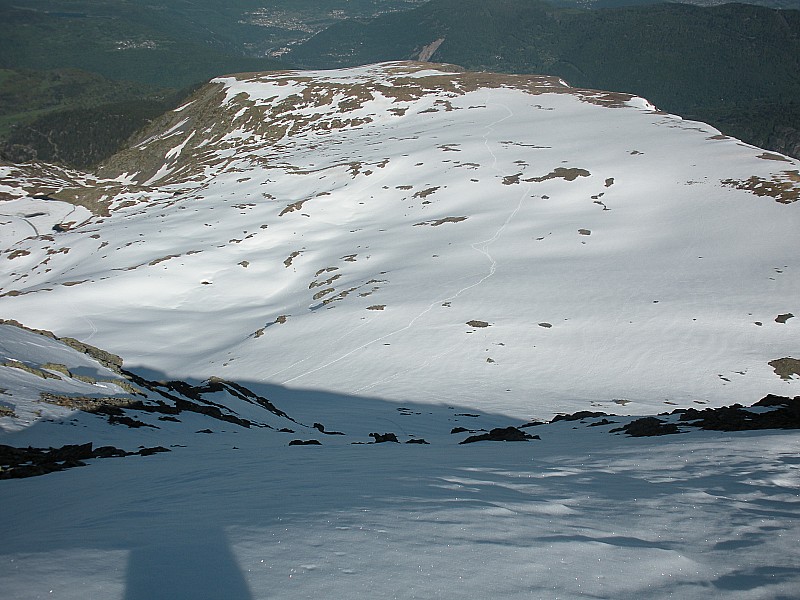 Brouffier (l'autre) sous Pinel : Ca doit se skier par là, en rusant un peu, jusqu'à la stèle des résistants (neige présente sur le bas, bien visible en passant sur la route)