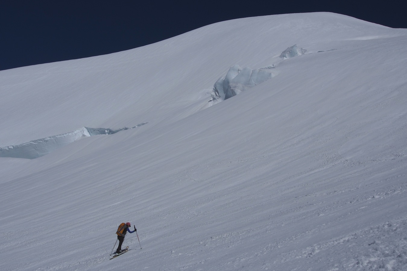#12 Vers 3500 m : Les dernières pentes sous le Dôme. Vers 3500 m : Les dernières pentes sous le Dôme.