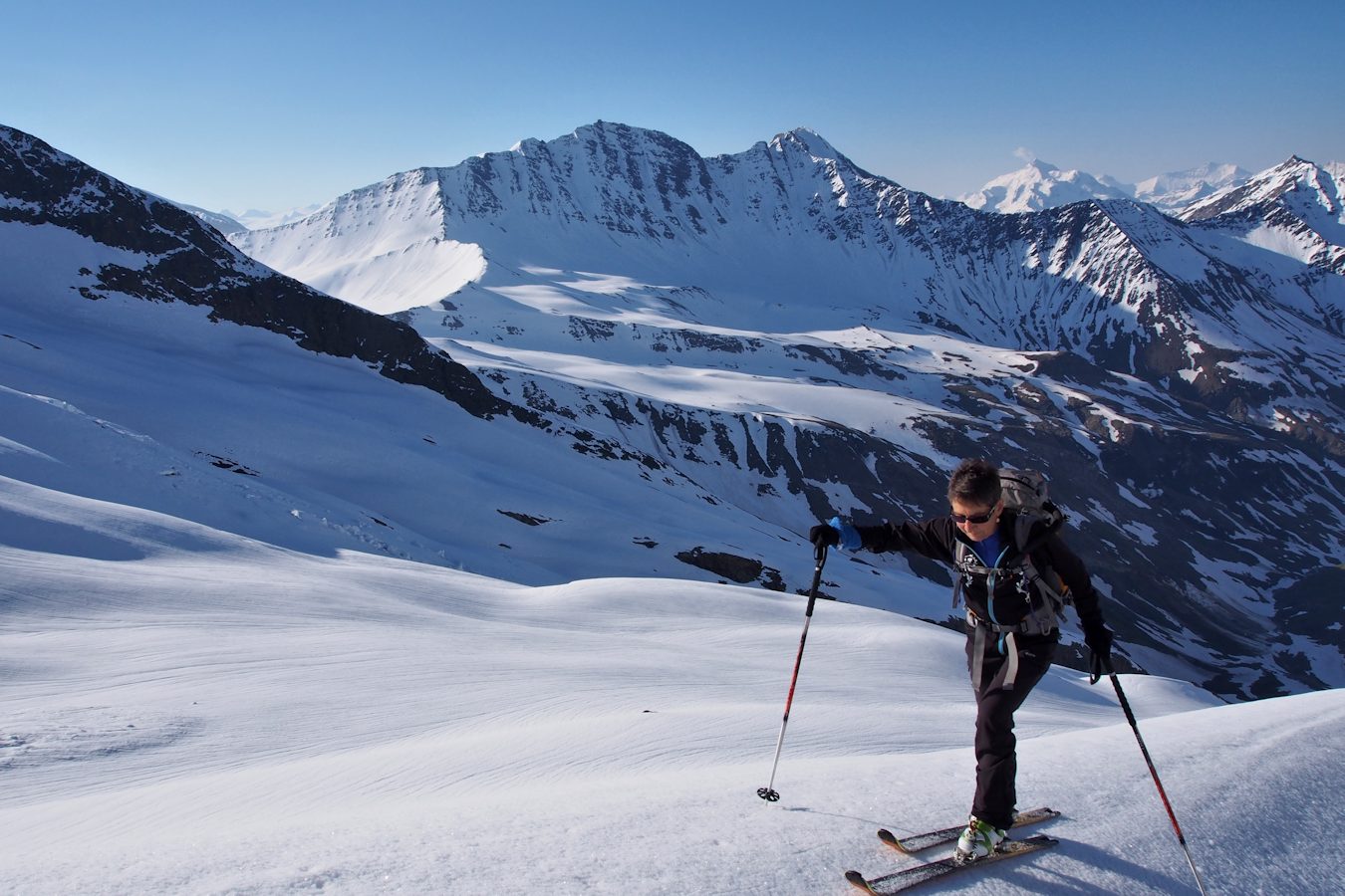 #5 Haut de la moraine : Le soleil nous gratifie désormais de ces rayons. Haut de la moraine : Le soleil nous gratifie désormais de ces rayons.