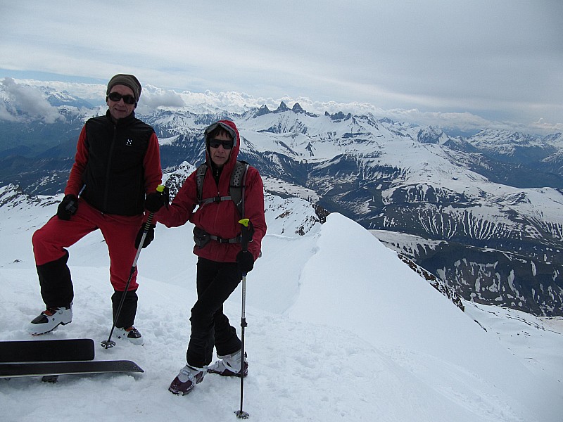 #8 Mes compagnons du jour : depuis le sommet avec les aiguilles d Mes compagnons du jour : depuis le sommet avec les aiguilles d'Arves en toile de fond.