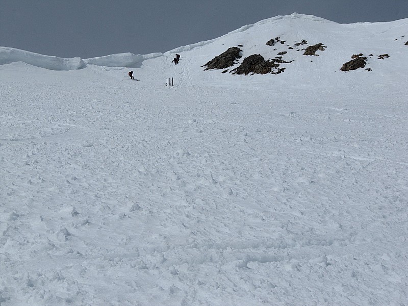 A partir du dépôt de skis : nous finirons l'ascension à pieds. A gauche des skis, vue de la corniche à sauter.