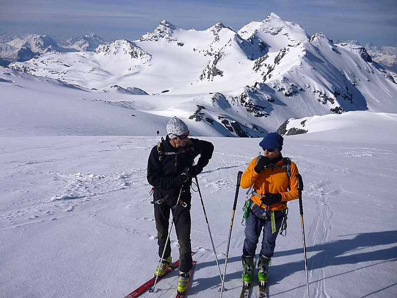 #4 les "pas en forme" : Raph et Bernard. Au fond, le glacier de Chavière les "pas en forme" : Raph et Bernard. Au fond, le glacier de Chavière