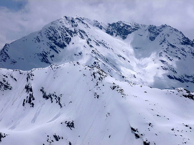 #21 c c'est bien bouché : On l'aurait bien traversé mais la face S ne se skie plus.
Je n'ai jamais vu le glacier bouché à ce point.