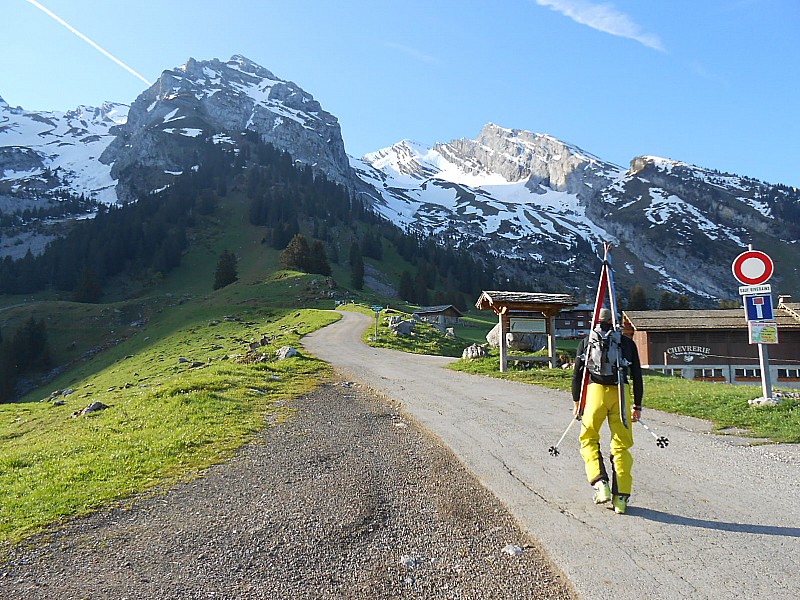 #1 Départ skis sur le sac bien sûr Départ skis sur le sac bien sûr