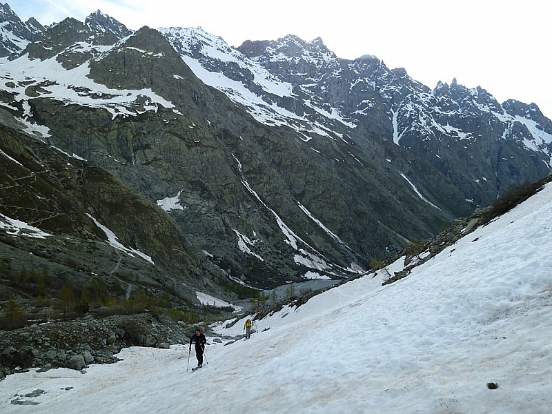 départ du Pré : arrière plan, les promeneurs profitent déjà du sentier d'été du Glacier Blanc