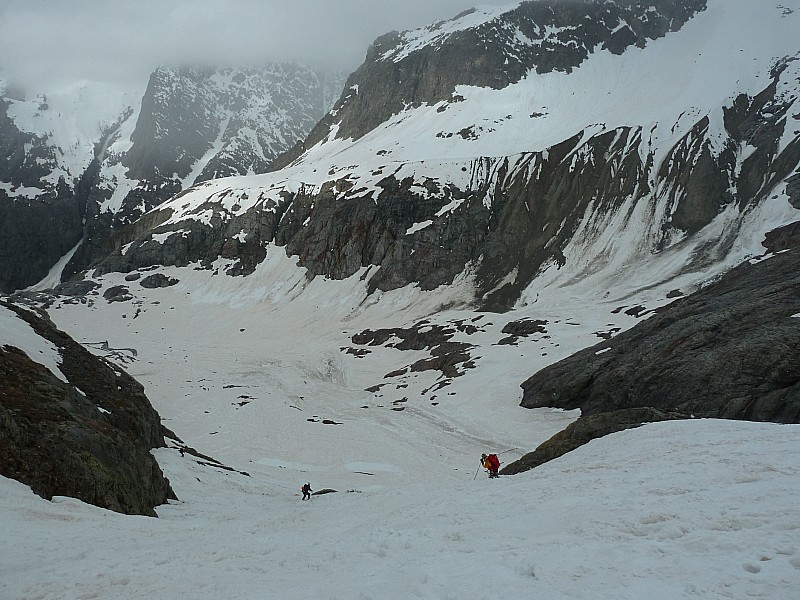 #11 Sous le refuge : conditions, quelques cailloux pas loin Sous le refuge : conditions, quelques cailloux pas loin