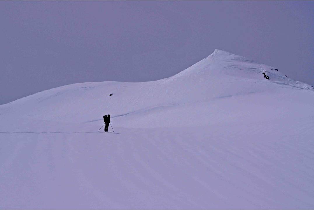 #8 Sous la Sache : Approche du sommet, très ventilée, et tout en demi-tons... gris / blanc. Nous nous arrêterons à l Sous la Sache : Approche du sommet, très ventilée, et tout en demi-tons... gris / blanc. Nous nous arrêterons à l'échancrure de l'arête EST (gauche) du sommet... légérement abrités des tabasses de SUD.