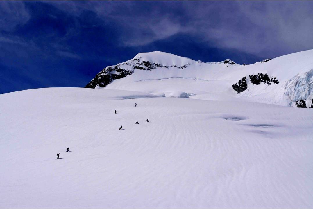 #6 Groupetto : Pas si seuls que çà... une équipe jeune descend en larges courbes Skis et Surf. Sans être allée plus loin que la côte 3300 cependant. La nuit au refuge de Turia a dû être festive! Groupetto : Pas si seuls que çà... une équipe jeune descend en larges courbes Skis et Surf. Sans être allée plus loin que la côte 3300 cependant. La nuit au refuge de Turia a dû être festive!
