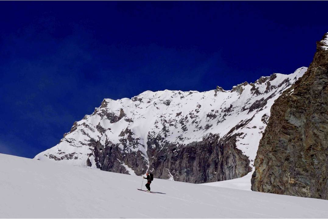 #3 Sous le Pourri : Moment toujours magique que cette entrée sur le système des glaciers de la Sache... dominé par le versant EST du Mont-Pourri. Sous le Pourri : Moment toujours magique que cette entrée sur le système des glaciers de la Sache... dominé par le versant EST du Mont-Pourri.