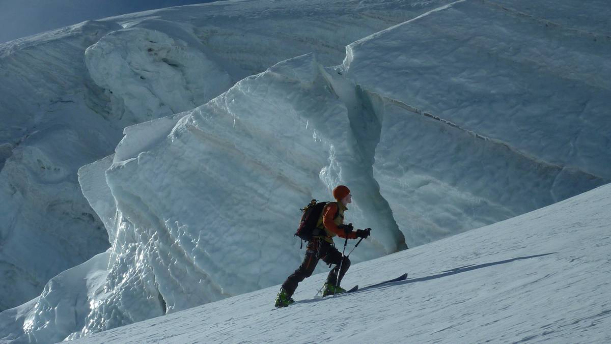 El-Manu : à la trace devant des immeubles de glace