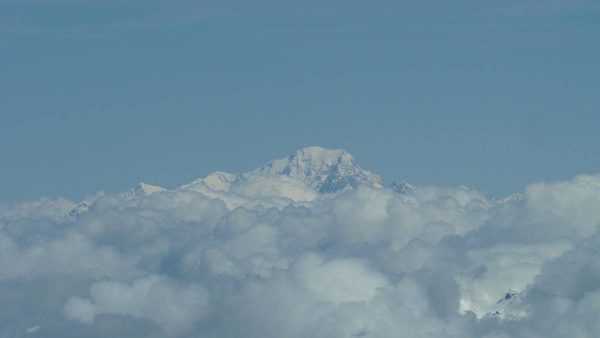 Mont Blanc : surnage au dessus des nuages