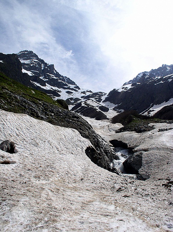 #11 c c'est la fin : Fin de la descente 1810m le torrent a ouvert les ponts de neige