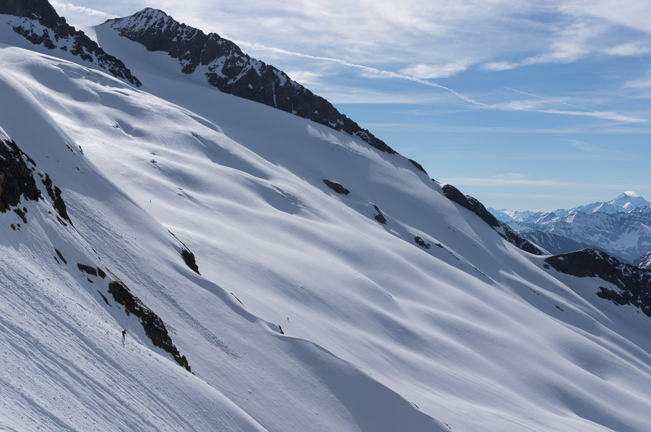 #4 Col des Glaciers : versant Sud bien ravagé mais ca passe moyennant une courte descente dans des dalles de gneiss Col des Glaciers : versant Sud bien ravagé mais ca passe moyennant une courte descente dans des dalles de gneiss