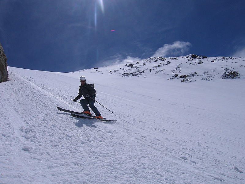 #11 Le long de la côte rocheuse : Totoff en action sur fond de dome des glaciers. Le long de la côte rocheuse : Totoff en action sur fond de dome des glaciers.