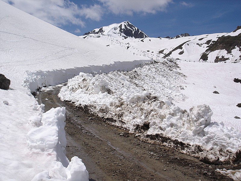 #17 presque à la voiture : il faut traverser le chemin qui monte au télé du Grand Col. On voit que ça peut monter plus haut ... presque à la voiture : il faut traverser le chemin qui monte au télé du Grand Col. On voit que ça peut monter plus haut ...