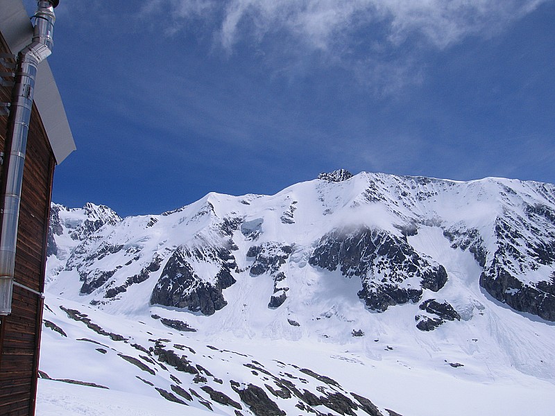 #17 Beau panorama depuis le refuge : Une bière à la main on peut envisager sereinement la suite du programme!!! Beau panorama depuis le refuge : Une bière à la main on peut envisager sereinement la suite du programme!!!