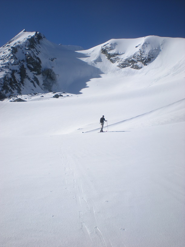 Glacier du grand col : Remontée du grand col, deux skieurs qui vont faire Turia