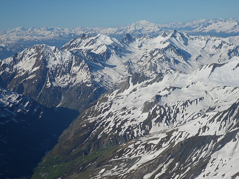 #3 A des Glaciers : Vue sur la vallée, déjà du chemin parcouru...
Au fond à gauche, les Ecrins. A des Glaciers : Vue sur la vallée, déjà du chemin parcouru...
Au fond à gauche, les Ecrins.