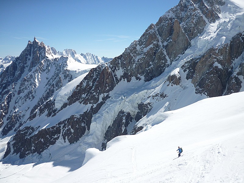 #25 Magnifique aiguille : Du midi.... elle se laisse regarder.... splendide et fière sur tout l Magnifique aiguille : Du midi.... elle se laisse regarder.... splendide et fière sur tout l'itinéraire