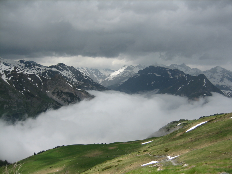 #7 Fin! : Les nuages remontent de la vallée, l Fin! : Les nuages remontent de la vallée, l'orage arrive d'espagne. Il est temps de descendre, 1h de portage pour terminer ce raid où on aura pas porté les skis à part ici!