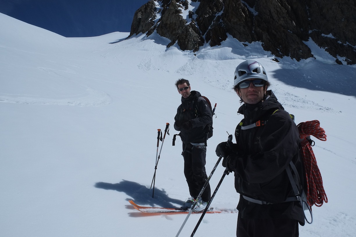 #24 Aiguille des Glaciers : Raph retrouve le sourire, et... ses doigts (on est mieux ici qu Aiguille des Glaciers : Raph retrouve le sourire, et... ses doigts (on est mieux ici qu'au sommet dans le vent glacial)