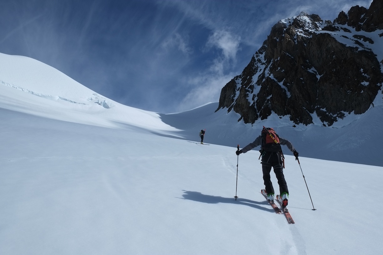 #14 Aiguille des Glaciers : Vers 3300 m la neige se fait bien dure, les couteaux seront bienvenus Aiguille des Glaciers : Vers 3300 m la neige se fait bien dure, les couteaux seront bienvenus