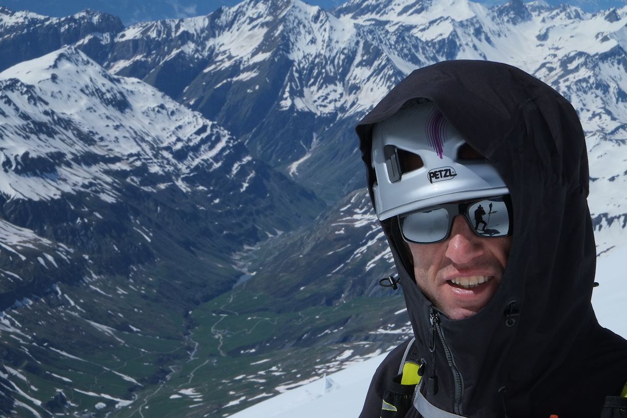 #30 Aiguille des Glaciers : Raph et en bokeh la vallée de la ville des Glaciers Aiguille des Glaciers : Raph et en bokeh la vallée de la ville des Glaciers