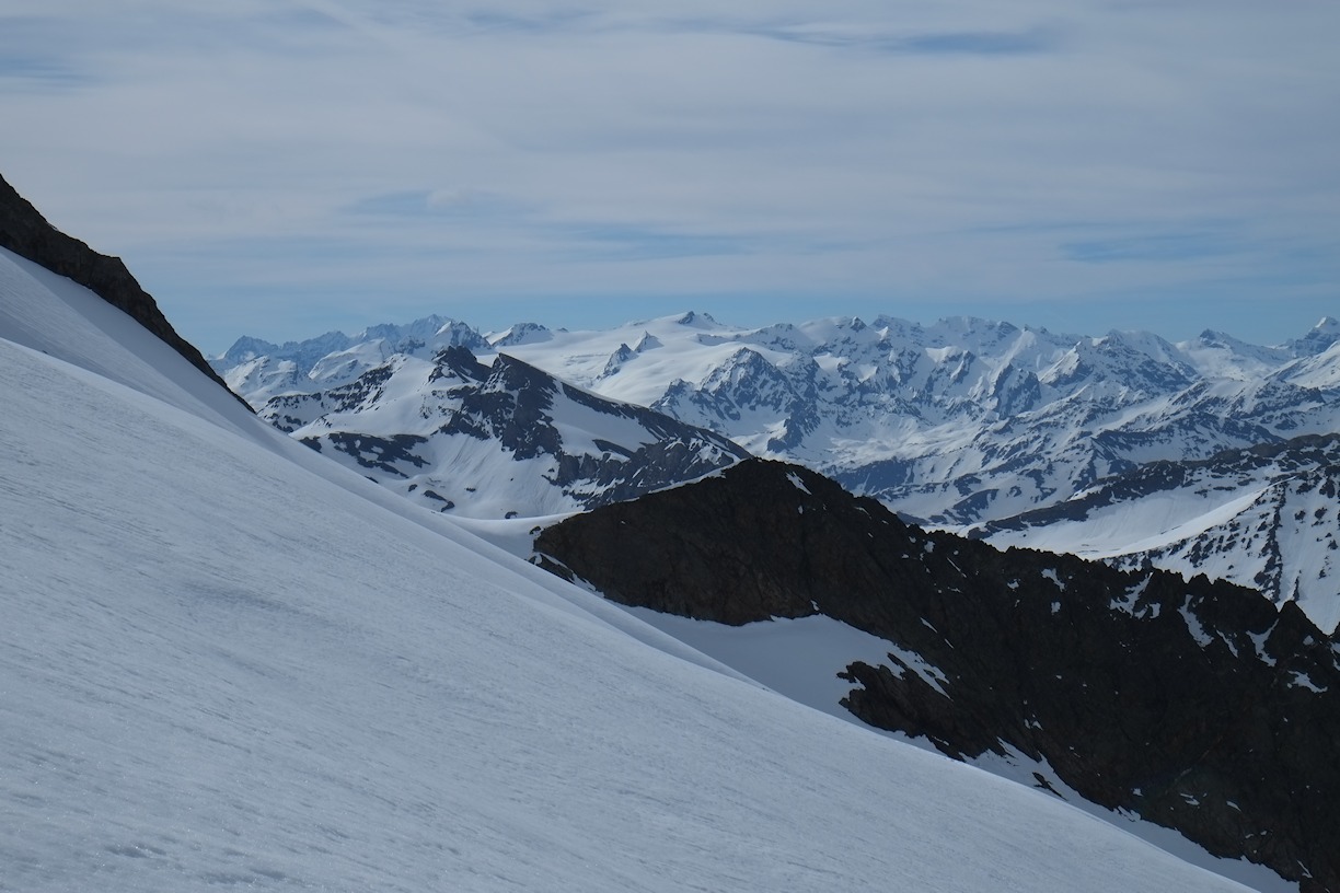 Aiguille des Glaciers : Un regard vers le Ruitor, souvenir d'un beau tour avec l'équipe Véloski il y a un an !