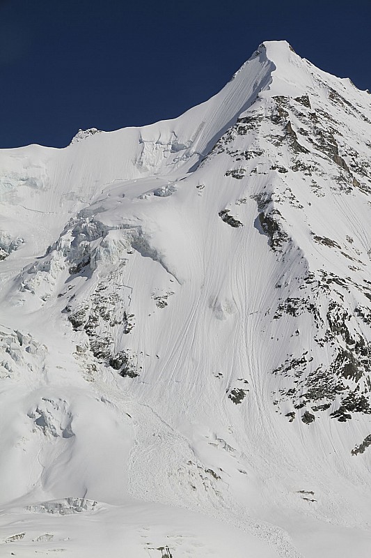 #3 Le maître des lieux : Ober Gabelhorn, le socle est en excellentes conditions et la face à l Le maître des lieux : Ober Gabelhorn, le socle est en excellentes conditions et la face à l'air de loin d'être bonne
