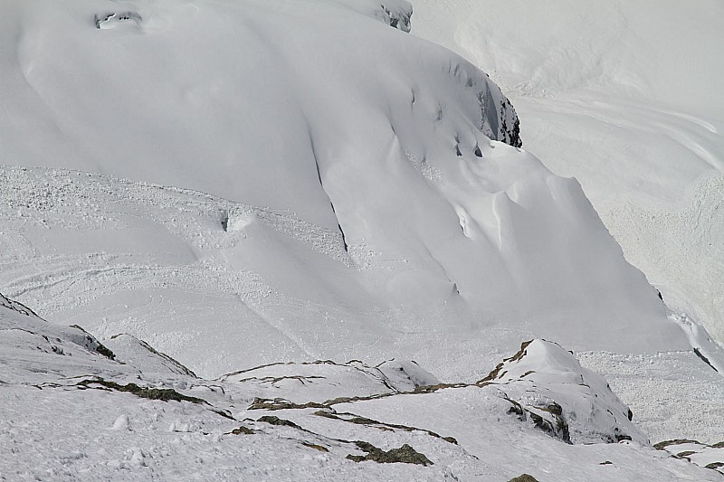 #9 Face W vu du haut : Face relativement complexe avec un glacier avec pas mal de trous Face W vu du haut : Face relativement complexe avec un glacier avec pas mal de trous