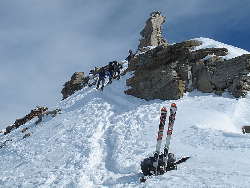 #7 Finestra del Roc : Une paire de skis perdue au milieu des crampons. Finestra del Roc : Une paire de skis perdue au milieu des crampons.