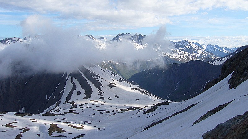 Col du Couard : Depuis les pentes menant au glacier de la Barbarate. L'enneignement est continu.