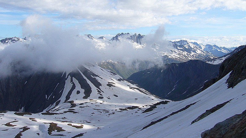 #3 Col du Couard : Depuis les pentes menant au glacier de la Barbarate. L Col du Couard : Depuis les pentes menant au glacier de la Barbarate. L'enneignement est continu.