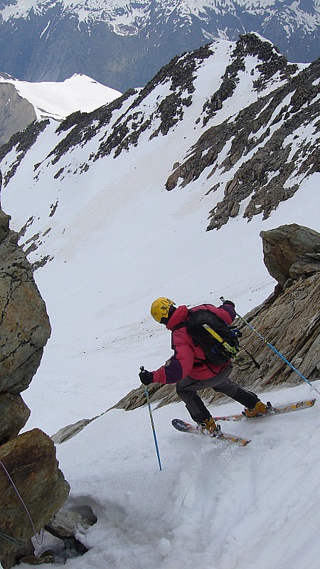 Brêche de la Cochette : Départ ski au pied et virage sauté pour le photographié ... dérapage pour le photographe ...