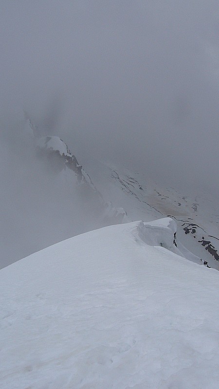 Pic de l'Etendard : "Magnifique" panorama depuis le sommet de l'Etendard. On ne s'est pas éternisé, on était pas du pays et il y avait encore la route du retour à faire...