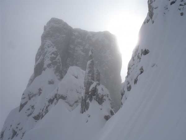 #1 La météo s La météo s'améliore : Le soleil tente une percée alors que nous allons descendre le couloir NE
