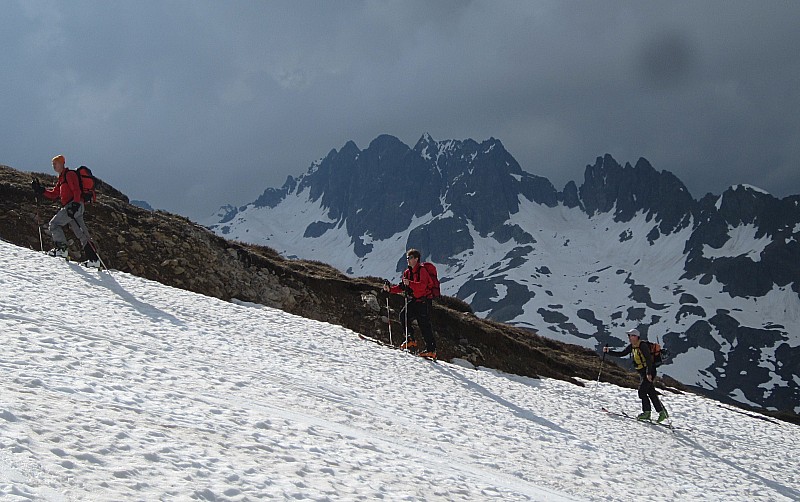 #1 début de montée : montée agréable au soleil couchant sur fond bien noir début de montée : montée agréable au soleil couchant sur fond bien noir