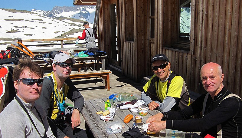 #17 la fine équipe vous salue bien : le plaisir d la fine équipe vous salue bien : le plaisir d'être en montagne avec les copains!