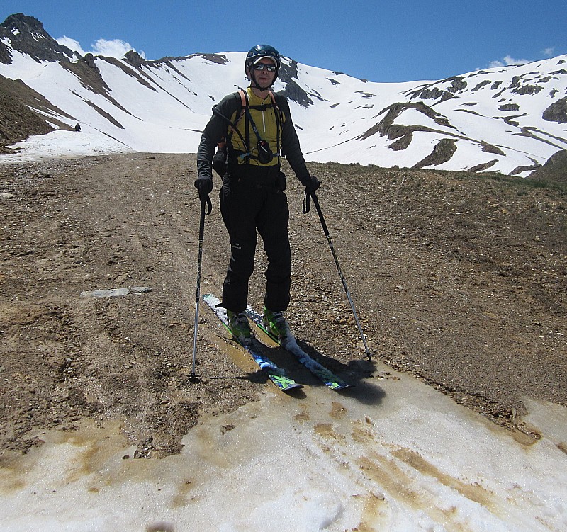 #18 un peu de marron : seul partie déneigée des 1400 m de descente! (3m de long.. pour l un peu de marron : seul partie déneigée des 1400 m de descente! (3m de long.. pour l'instant!