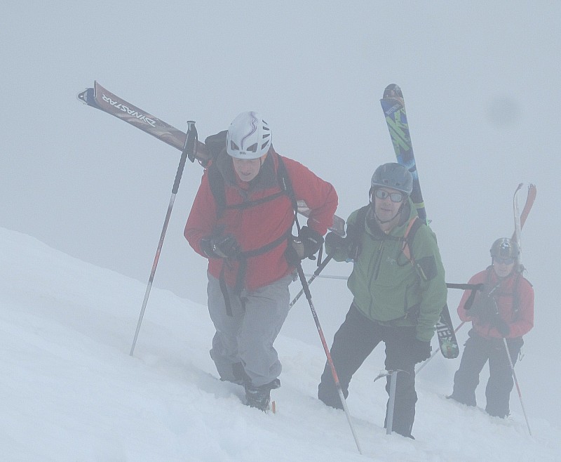 #10 la fine équipe : un nuage passe! on va quand même pas faire le sommet dans le brouillard! la fine équipe : un nuage passe! on va quand même pas faire le sommet dans le brouillard!